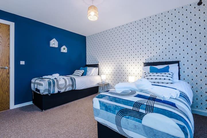 Lovely 2 beds apartment, free parking, pool table.